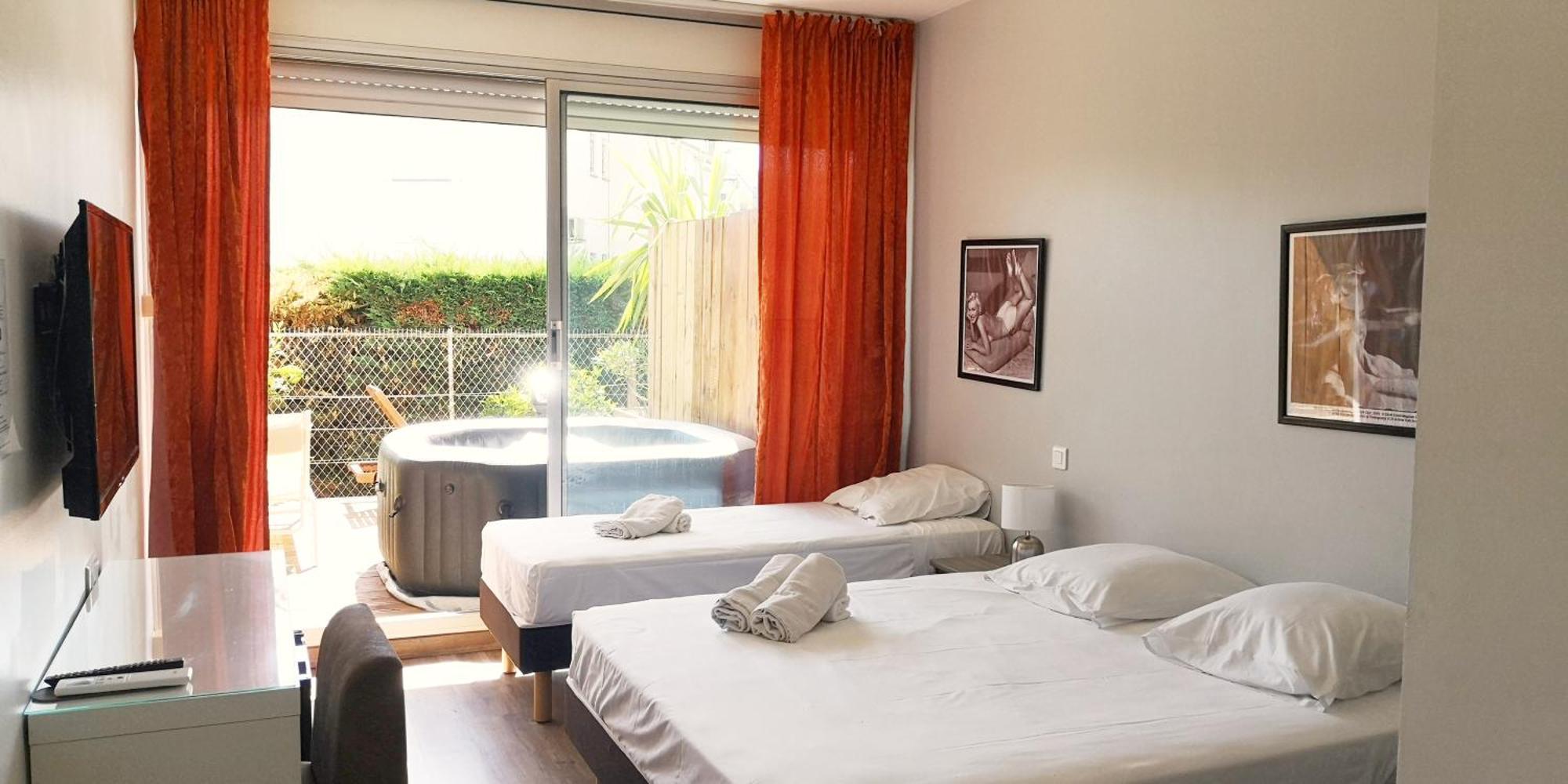 Hotel Sable Et Soleil - Port, Plage Et Jacuzzi Prive Fréjus 객실 사진