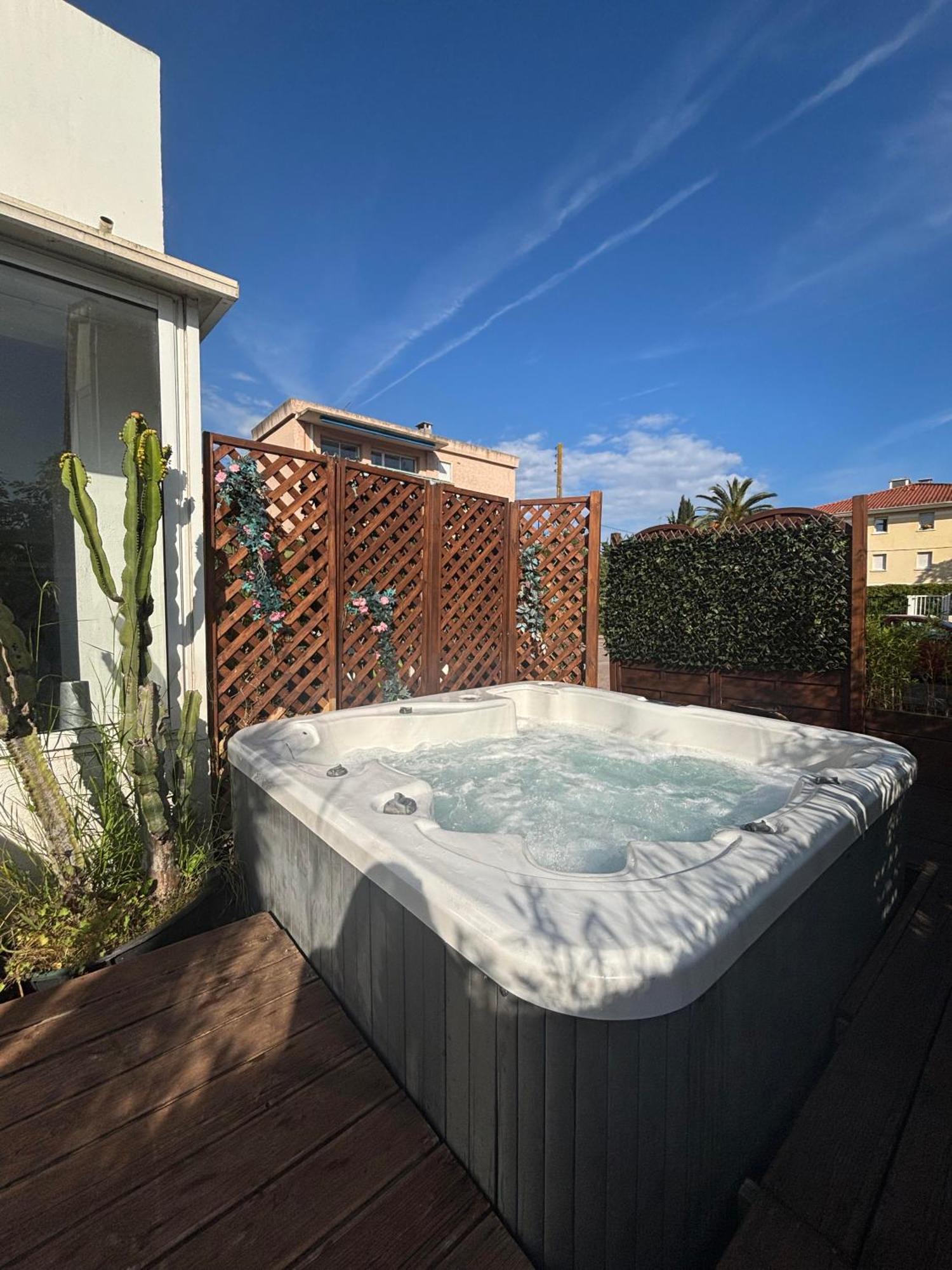 Hotel Sable Et Soleil - Port, Plage Et Jacuzzi Prive Fréjus 외부 사진