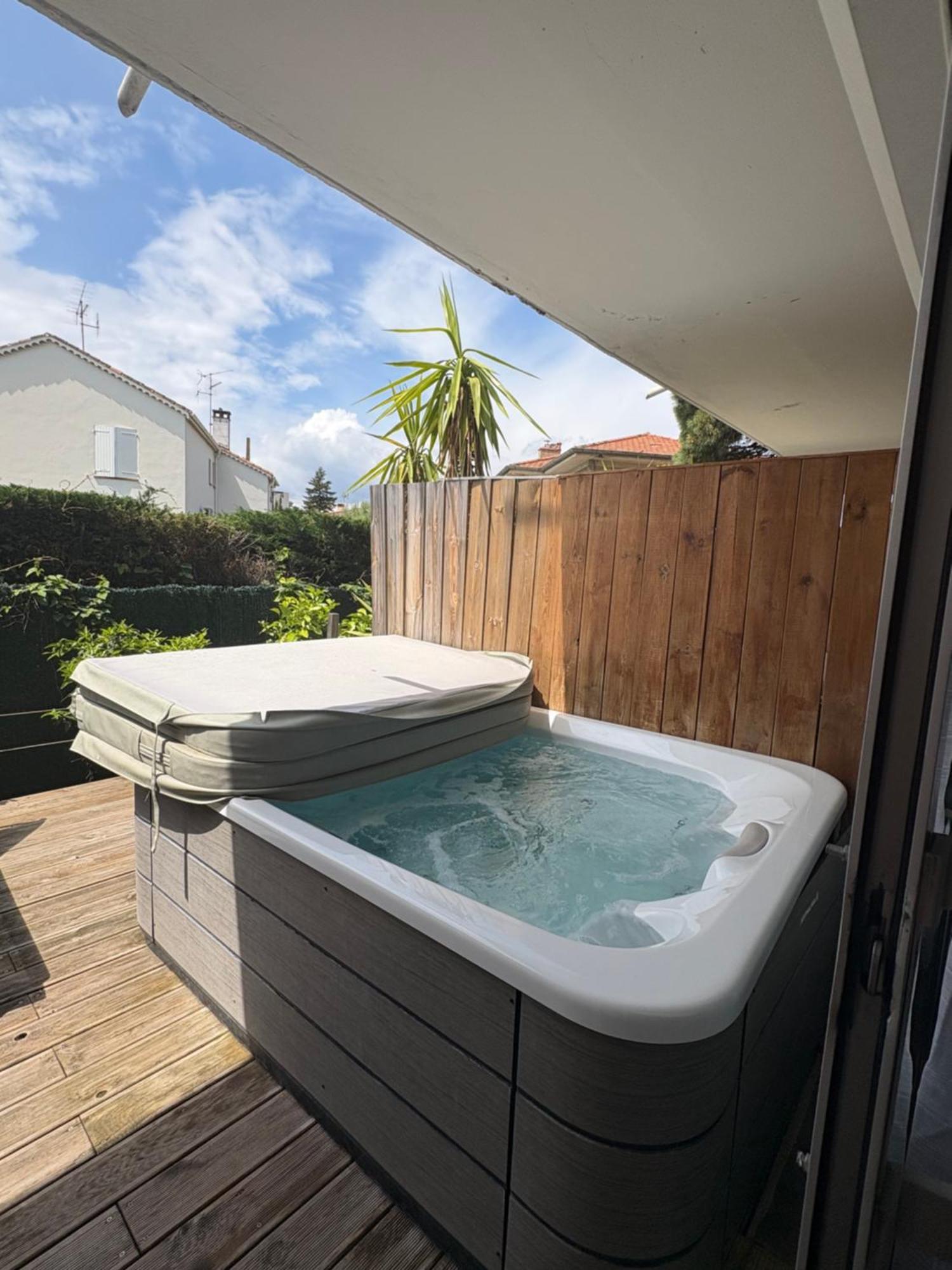 Hotel Sable Et Soleil - Port, Plage Et Jacuzzi Prive Fréjus 외부 사진